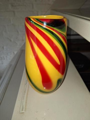 Kleurrijke Glazen Vaas Swirl Design beschikbaar voor biedingen