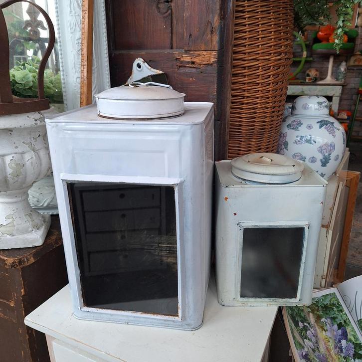 Twee oude kroepoekbussen met venster, Antiek en Kunst, Antiek | Woonaccessoires, Ophalen of Verzenden