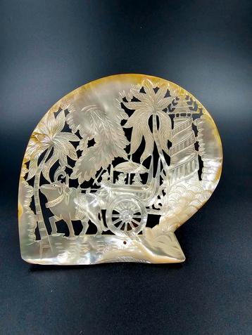 Scrimshaw Mother of Pearl uit Azië beschikbaar voor biedingen