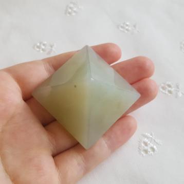 New jade piramide edelsteen natuursteen beschikbaar voor biedingen