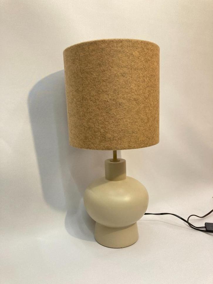 Design tafellamp zandgrijs met vilten kap, Huis en Inrichting, Lampen | Tafellampen, Nieuw, 50 tot 75 cm, Stof, Overige materialen