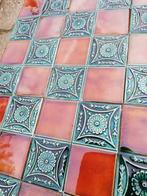 67 tegels viervlaks roodbruin met blauwgroen decor 15x15cm, Antiek en Kunst, Antiek | Wandborden en Tegels, Ophalen