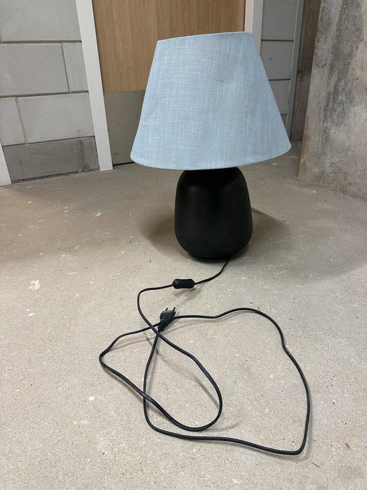GRATIS! Mooie tafellamp met grijze kap, Huis en Inrichting, Lampen | Vloerlampen, Zo goed als nieuw, Minder dan 100 cm, Stof, Ophalen of Verzenden