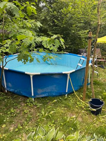 Rond tuinzwembad met trapje beschikbaar voor biedingen