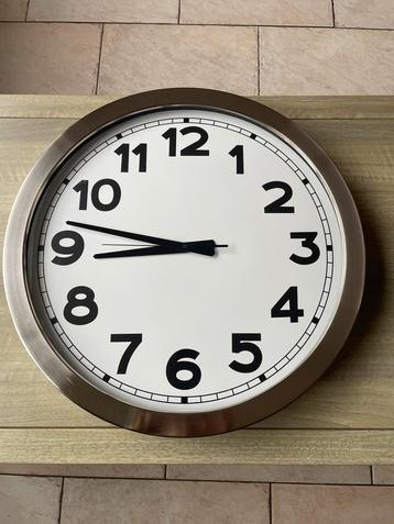 Mooie Wandklok - Analoog beschikbaar voor biedingen