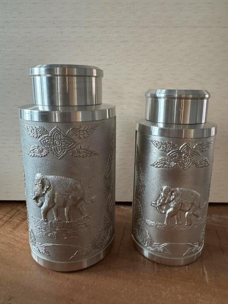 Twee Tinnen Potten met Olifanten Decoratie, Huis en Inrichting, Woonaccessoires | Vazen, Zo goed als nieuw, Overige kleuren, Minder dan 50 cm