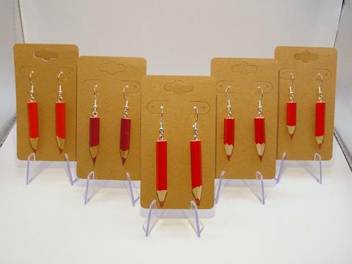 Potlood oorbellen rood, Sieraden, Tassen en Uiterlijk, Oorbellen, Nieuw, Hangers, Overige materialen, Rood, Verzenden