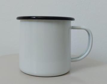 Brocante emaille drinkmok / beker crèmewit met zwarte rand beschikbaar voor biedingen
