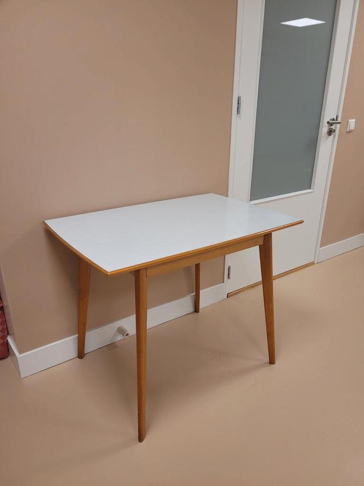 Vintage Tafel met Wit Blad, Huis en Inrichting, Tafels | Eettafels, Gebruikt, 50 tot 100 cm, 100 tot 150 cm, Vier personen, Rechthoekig