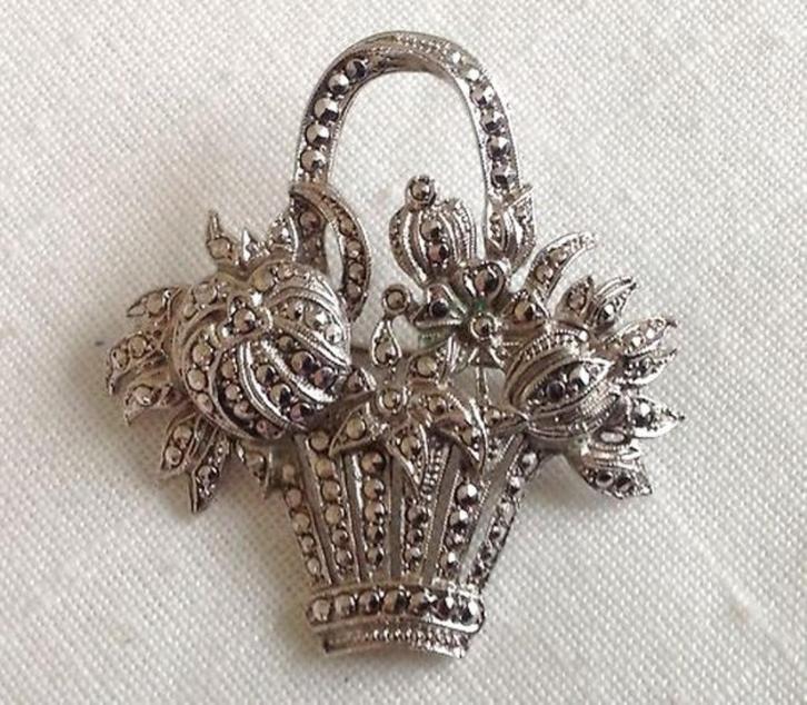 Vintage broche bloemenmandje in markasietenlook, zilverkl., Sieraden, Tassen en Uiterlijk, Broches, Zo goed als nieuw, Overige materialen