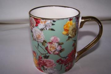 Prachtige bloemen mok met goudkleurige rand en oor. beschikbaar voor biedingen