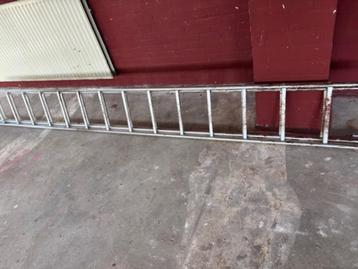 2  UITSCHUIF LADDERS  1 X 28 SPORTEN  EN 1 X 20  SPORTEN  beschikbaar voor biedingen