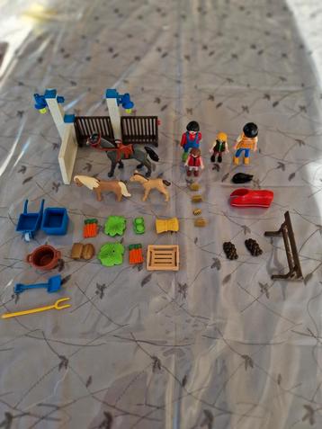 Samengesteld set playmobil paarden en manege beschikbaar voor biedingen