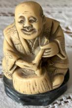 Gaaf Japans Netsuke op een donkere sokkel. Circa 1950, Verzenden