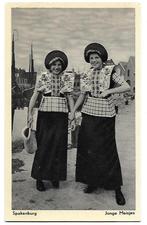 Spakenburg Jonge Meisjes Ongelopen Ansichtkaart (B584 ), Ophalen of Verzenden, 1960 tot 1980, Ongelopen