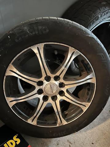 4 Banden met mooie velgen beschikbaar voor biedingen