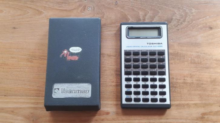 Toshiba Liquid Crystal Calculator SLC-8260 met hard case, Diversen, Rekenmachines, Gebruikt, Ophalen of Verzenden