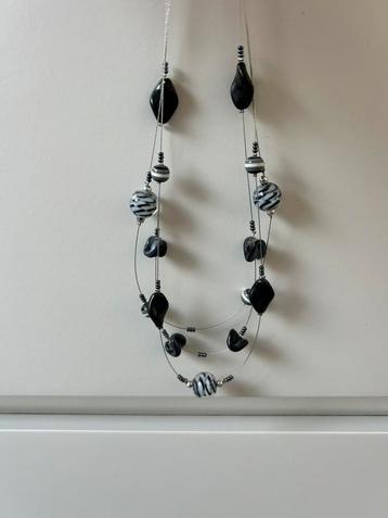 Ketting met zwart witte glaskralen beschikbaar voor biedingen