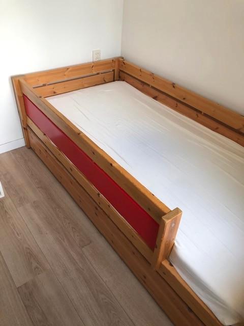 kinderbed en bijbehorende kast, Kinderen en Baby's, Kinderkamer | Bedden, Gebruikt, 180 cm of meer, 85 tot 100 cm, Lattenbodem