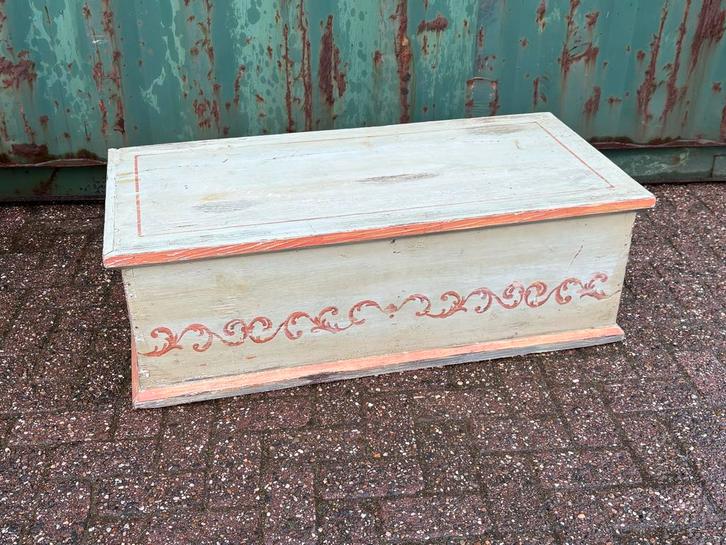 Antieke dekenkist met handgeschilderde details, Huis en Inrichting, Woonaccessoires | Kisten, Gebruikt, 50 tot 75 cm, 75 tot 100 cm