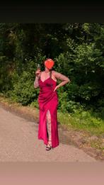 Stretch satijn bordeaux kleurige jurk met split., Kleding | Dames, Gelegenheidskleding, Galajurk, Maat 42/44 (L), Ophalen of Verzenden
