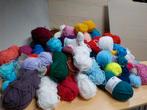 Doos met ruim 2000 gram acryl garen in diverse kleuren, Hobby en Vrije tijd, Breien of Haken, Nieuw, Info@mezcrafts.com, Ophalen of Verzenden
