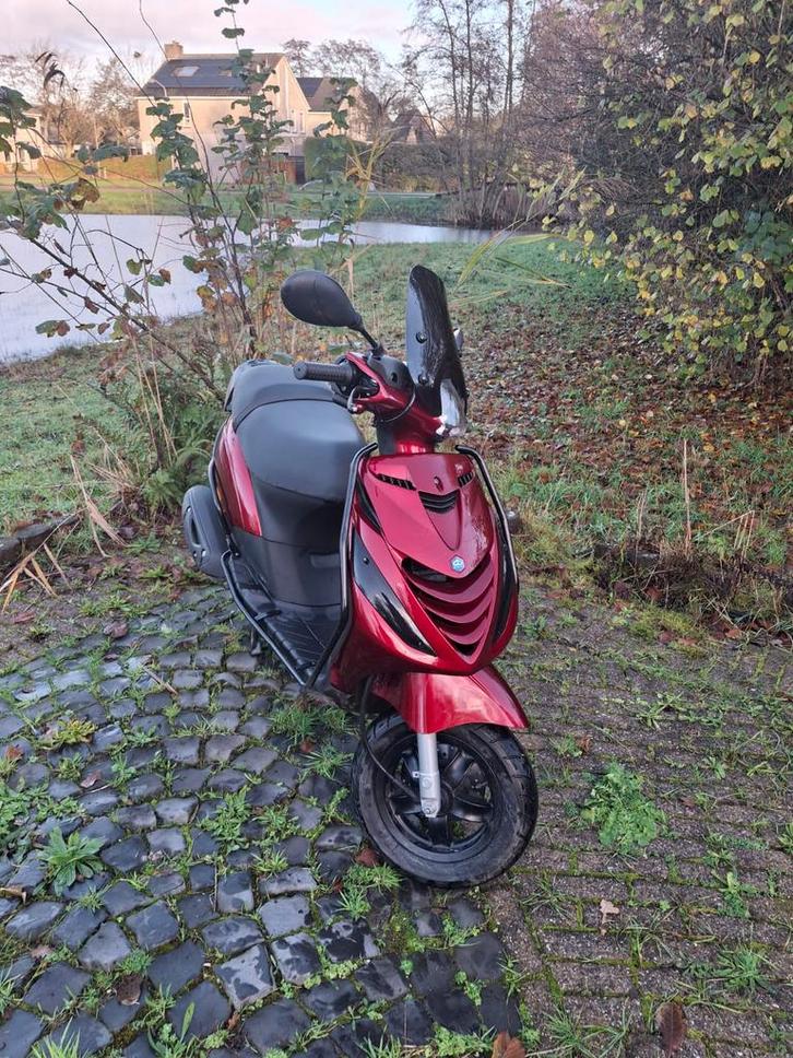 Piaggio zip 4t iget - lage km stand, Fietsen en Brommers, Scooters | Piaggio, Zo goed als nieuw, Zip, Benzine, Ophalen