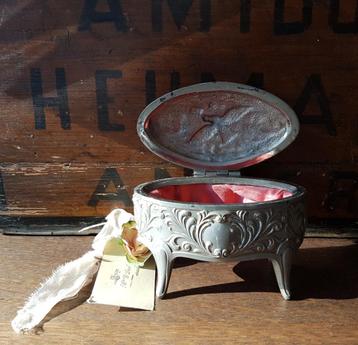 Sierlijk Oud metalen sieradenkistje op pootjes beschikbaar voor biedingen