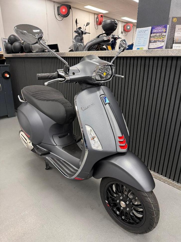 Vespa Sprint Brom Mat Grijs NIEUW 2024 Amsterdam toegestaan, Fietsen en Brommers, Scooters | Vespa, Nieuw, Overige modellen, Maximaal 45 km/u