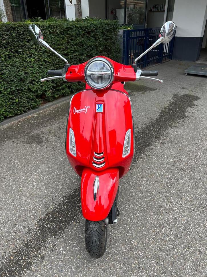Vespa Elettrica 45 Red Edition 2025, Fietsen en Brommers, Scooters | Vespa, Zo goed als nieuw, Overige modellen, Maximaal 45 km/u