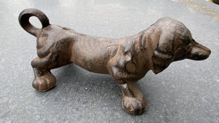 Dierenbeeld hond, teckel, gietijzer, lief, schattig, mooi, Tuin en Terras, Tuinbeelden, Nieuw, Dierenbeeld, Metaal, Ophalen of Verzenden
