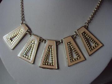 vergulde ketting met hanger beschikbaar voor biedingen