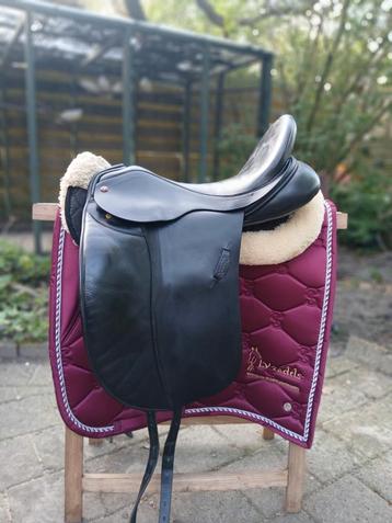 ALBION ADJUSTA SLK ZWART DRESSUURZADEL 17.5 INCH  beschikbaar voor biedingen