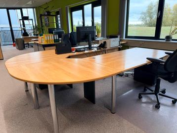 2 Beuken Bureaus met Halfronde Kant beschikbaar voor biedingen