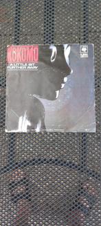 Te koop single Kokomo - A Little Bit Further Away 1982, Ophalen of Verzenden, Gebruikt