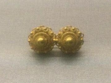 Zeer oud Zeeuwse knopen broche .heel fijntjes en mooi .14,kr beschikbaar voor biedingen