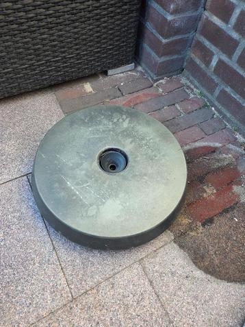 Parasolvoet met betonvulling beschikbaar voor biedingen