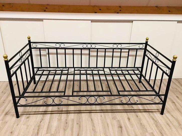 Mooi metalen bed frame, 200cm x 90cm, studentenkamer, IZGS, Huis en Inrichting, Slaapkamer | Bedden, Zo goed als nieuw, Eenpersoons