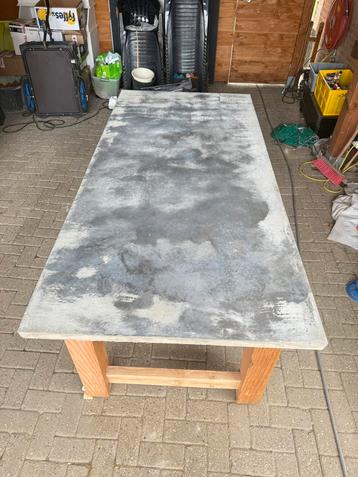 Beton (tuin)tafel beschikbaar voor biedingen