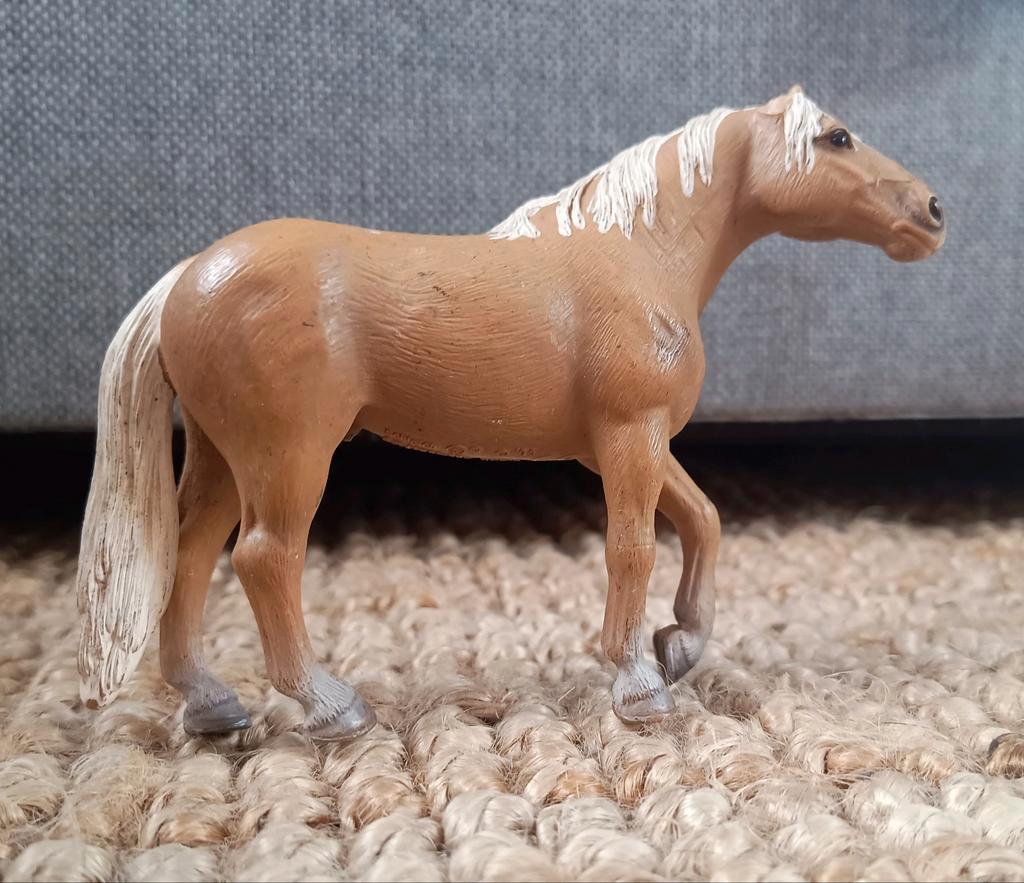 ≥ Schleich Palomino Hengst, mist oor, 13618 — Dierenverzamelingen