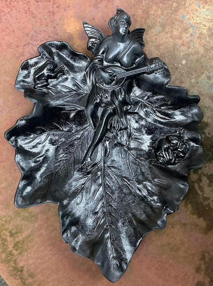 “Art Nouveu” schaal. Dame met mandoline en kikkers., Sieraden, Tassen en Uiterlijk, Broches, Gebruikt, Overige materialen, Geel
