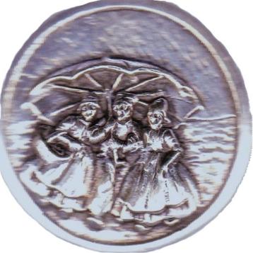 KLEDERDRACHT REGEN SPELD of BROCHE beschikbaar voor biedingen