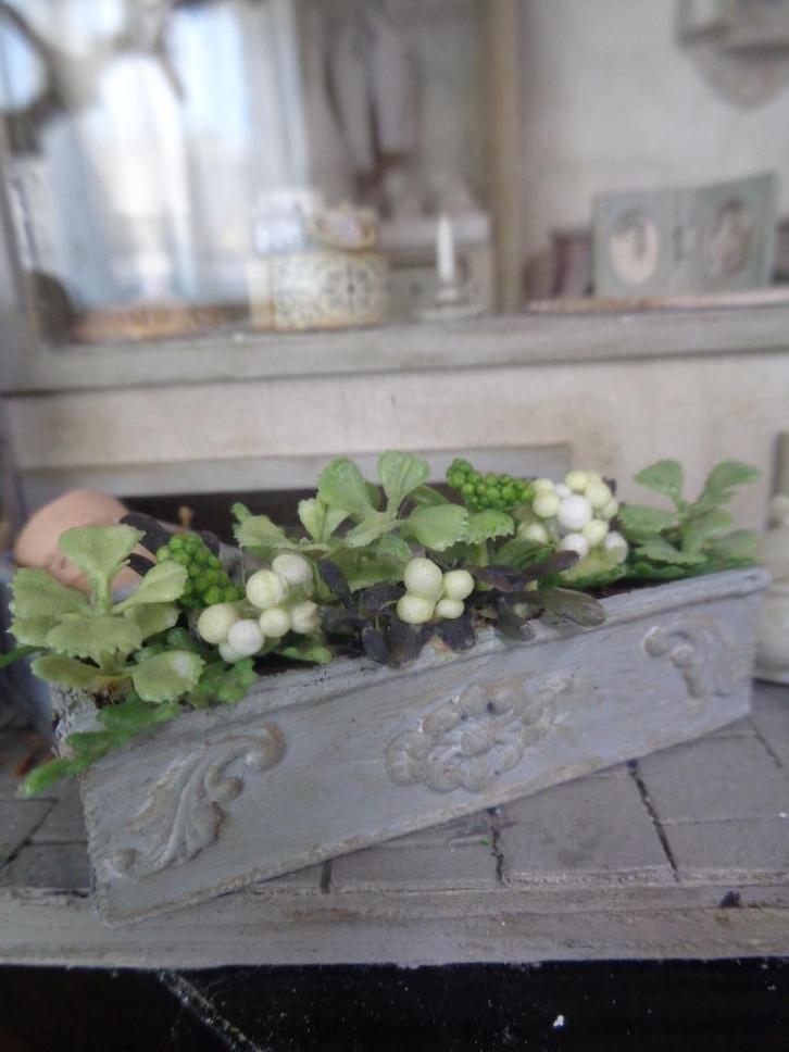 Balkon bak met mooie bloemen....Poppenhuis 1:12...(NrF36)*, Verzamelen, Poppenhuizen en Toebehoren, Nieuw, Poppenhuis, Ophalen of Verzenden