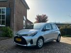 Toyota Yaris 1.5 HSD 55KW 5DRS 2016 Grijs, 47 €/maand, Origineel Nederlands, Te koop, Zilver of Grijs
