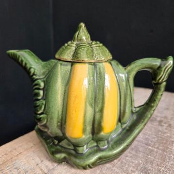 Brocante barbotine aardewerk theepot, pompoen beschikbaar voor biedingen