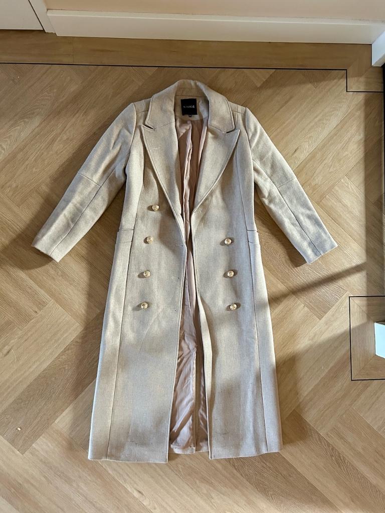 Z.g.a.n. Beige, lange trenchcoat jas van wol, Nikkie, mt XS, Kleding | Dames, Beige, Ophalen of Verzenden, Zo goed als nieuw, Nikkie