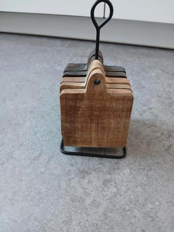 6 houten onderzetters op een  standaard beschikbaar voor biedingen