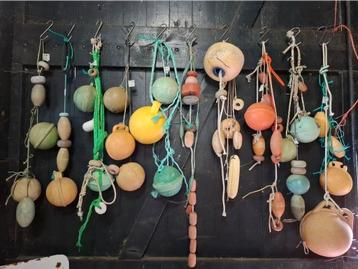 Oude vintage kurken drijvers visnetten strandjutten deco beschikbaar voor biedingen