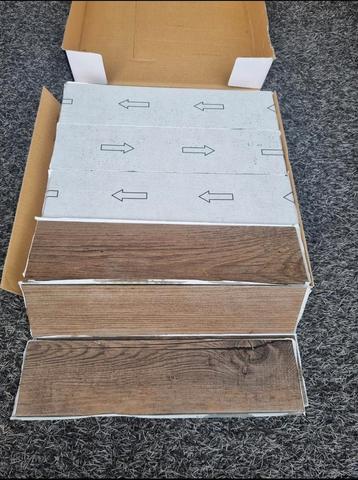 Plak strips premium vloer en wand beschikbaar voor biedingen