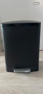 Zwarte metalen prullenbak, Huis en Inrichting, Woonaccessoires | Prullenbakken, Ophalen, Gebruikt, Met pedaal, 50 tot 75 cm